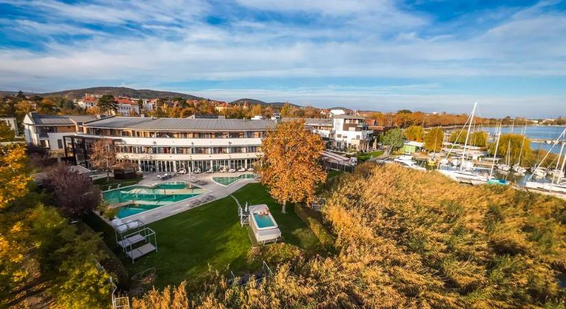 Szeánszok, zenék, nyugalom – őszi varázslat a balaton partján
