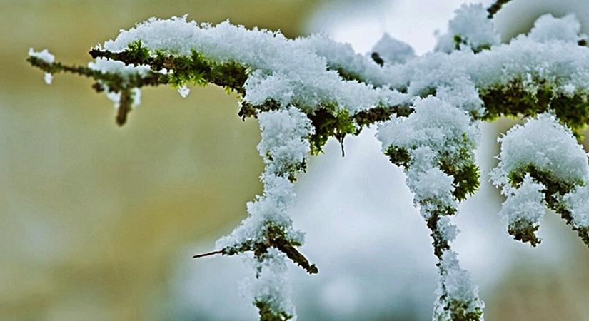 Megérkezett a havazás! Közel 20 cm-es hó borít mindent, járhatatlanok az utak