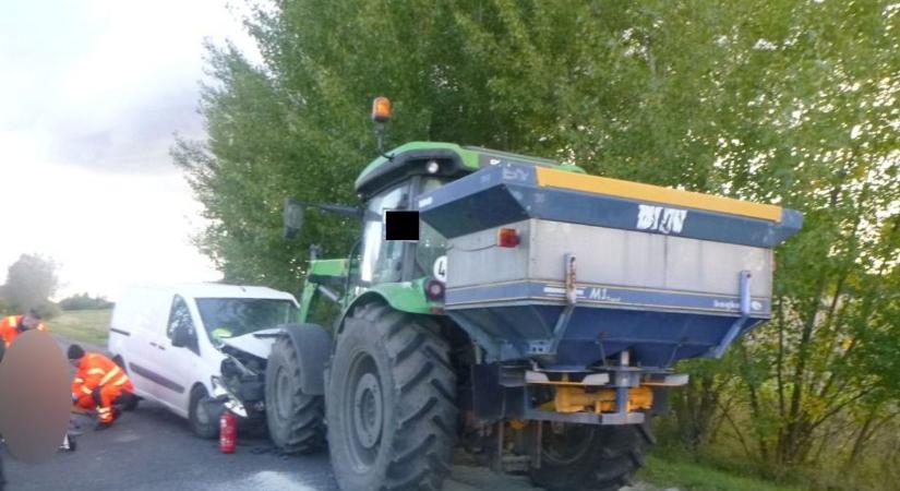 Kisteherautó és traktor ütközött Görbeházánál, egy ember megsérült - fotókkal!