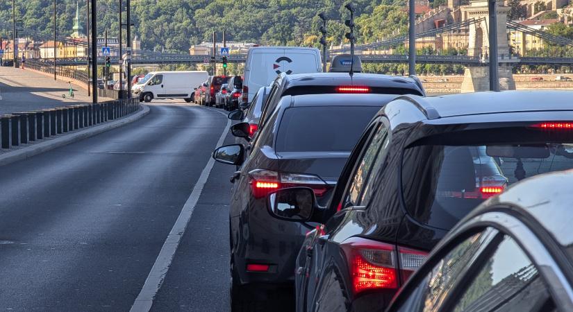 Ennyire öreg autókkal jár a magyarok fele