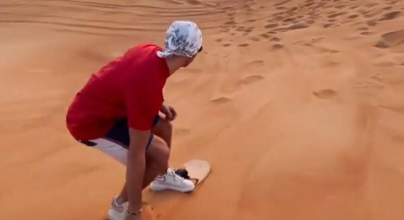 Pierre Gasly sivatagi szörfözéssel melegít