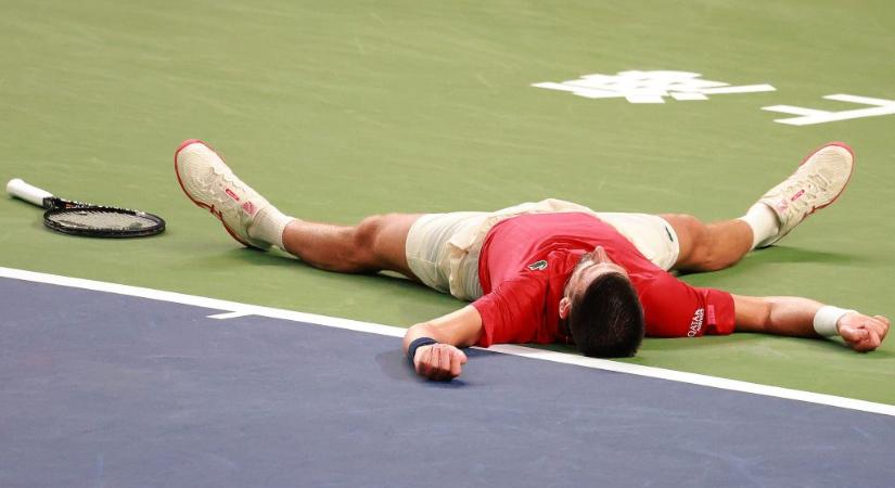 Novak Djokovic úgy kimerült a hőségben, hogy meccse után elterült a földön