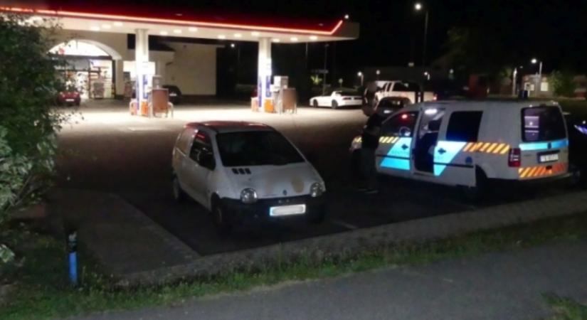 Lenyúlta az ételfutár autóját
