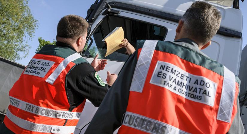 Megszállta a NAV a Golgota úti piacot Budapesten, nem tudtak elfutni az árusok