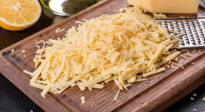 Vége a vásárlók félrevezetésének: ezentúl csak ilyen lehet a magyarok kedvenc sajtja