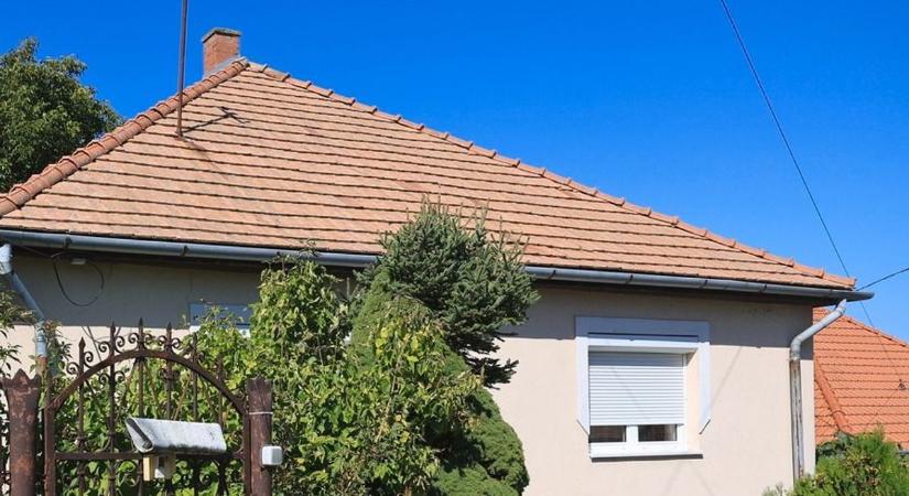 Megfenyegette, hogy szétlövi a fejüket – gyerekre lőtt egy férfi a kerítésen túlról Borsodban!