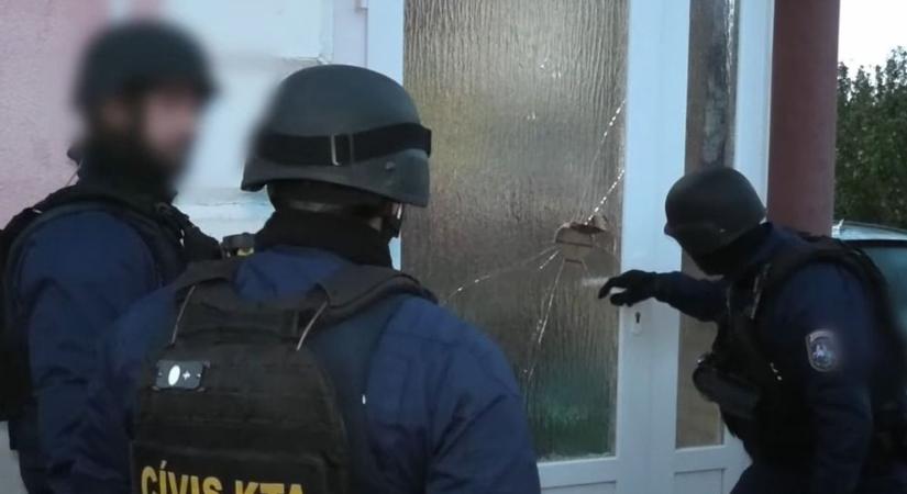 Kommandósok vitték el a Debrecent végighazudó kamuszerelőket! Milliókat csaltak ki, ha nem fizettél, megfenyegettek – videóval