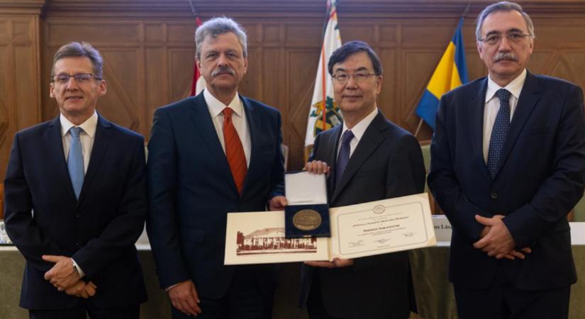 A Debreceni Egyetemen kitüntetett japán professzor kapja a Nobel-díjat