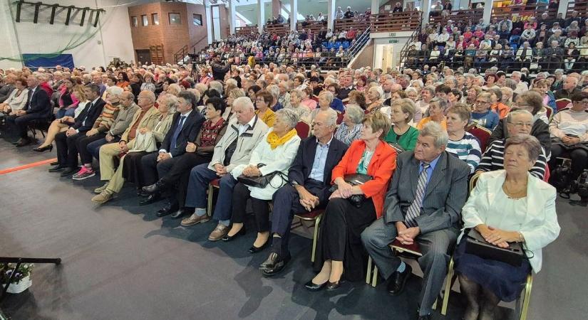 Könnyes szemek és vastaps az idősek tiszteletére – rengetegen ünnepeltek együtt Berettyóújfaluban az idősek világnapján