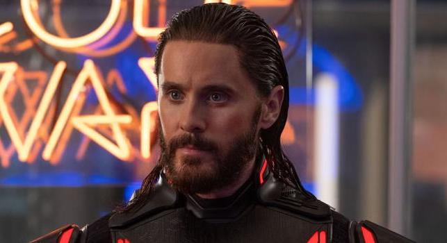 A neonpiros háttérben motorozó Jared Leto látványos, de lapos az újságírók szerint
