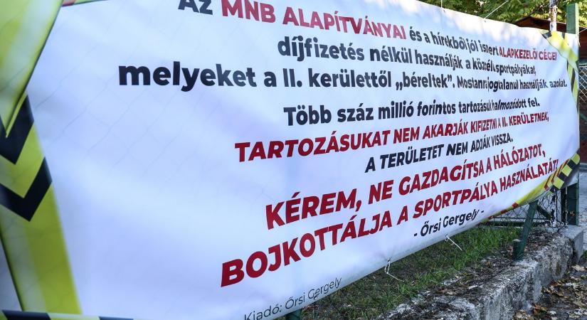 Őrsi Gergely a Marczibányi téri sportközpont bojkottjára szólított fel egy molinón