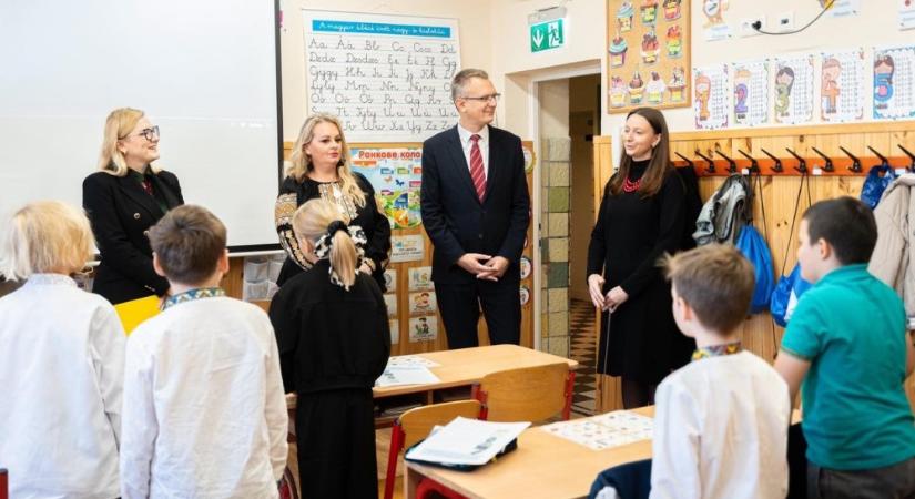 Rétvári Bence a Tarasz Sevcsenko iskolában: Magyarország 106 milliárd forintnyi segítséget nyújtott az ukránoknak