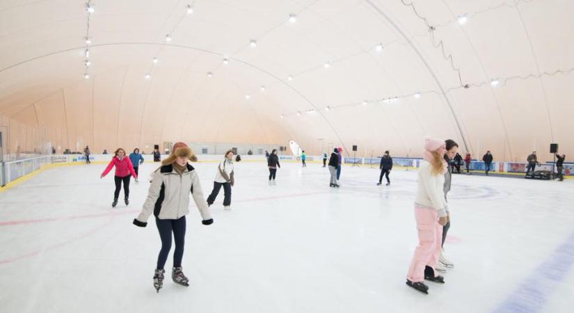 Fedett jégpálya, sportoló gyerekek, mozgó családok – Újraindul a téli sportélet Sepsiszentgyörgyön