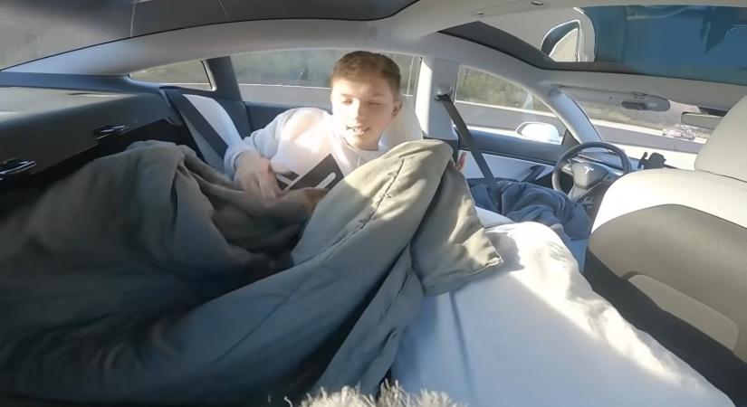 Bekapcsolta a vezetéssegítő rendszert az autópályán, majd lefeküdt a Tesla hátsó ülésére aludni