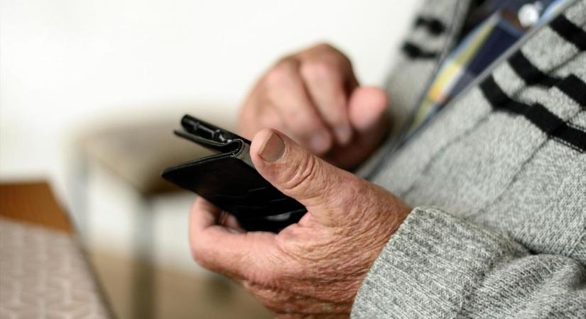 Tíz év után vette észre egy budapesti nő, hogy mobilhasználatért is fizetett havidíjat, pedig állítása szerint ki sem váltotta a SIM-kártyáját