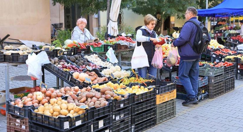Nagy volt az öröm: Volt, amit ingyen adtak a szekszárdi piacon szerdán (képgalériával)