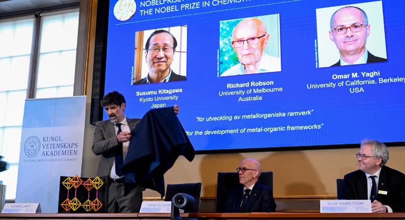 Új típusú molekuláris szerkezet kifejlesztéséért három tudós kapja idén a kémiai Nobel-díjat