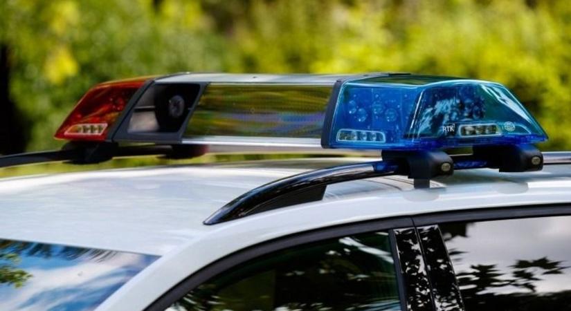 Súlyos baleset történt a megyehatár közelében, kamion az árokban
