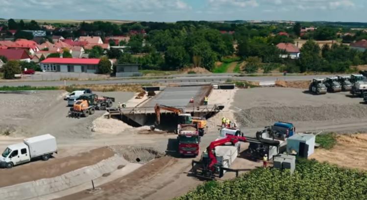Jó hír a Veszprém környékieknek: folytatódik a vármegye egyik legforgalmasabb főútjának fejlesztése