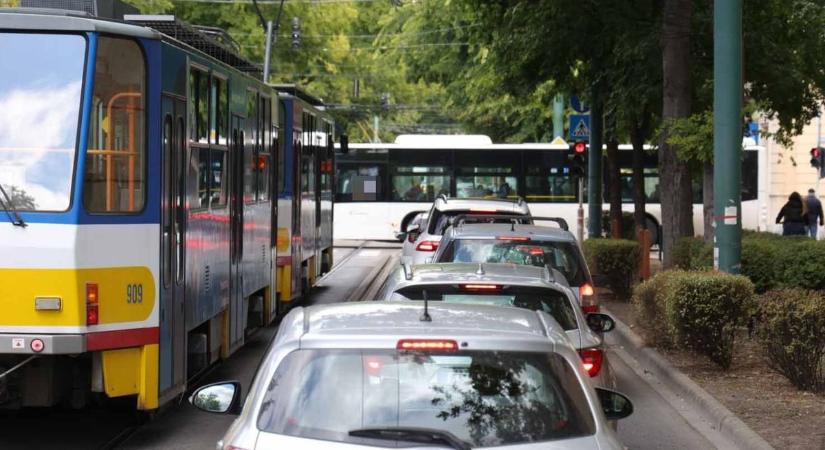 Baleset bénította meg a forgalmat Szegeden, busz és autó karambolozott