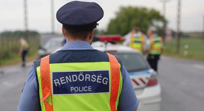 Kamion borult az árokba a 8-as főúton