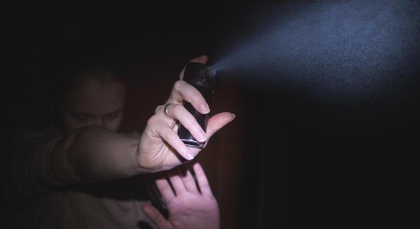 Gázspray-vel és késsel akarta rendezni nézeteltérését egy nő egy céges buli után Székesfehérváron