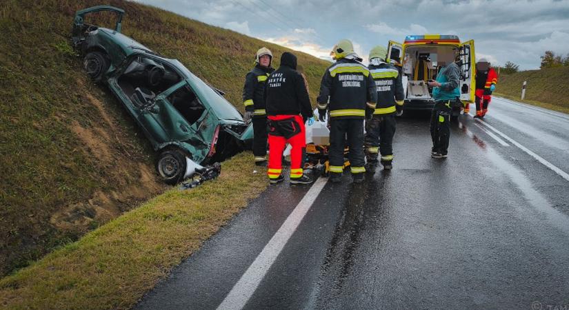 Súlyos baleset: a 61-es úton: tűzoltók szabadították ki a roncsban rekedt utast (fotókkal)