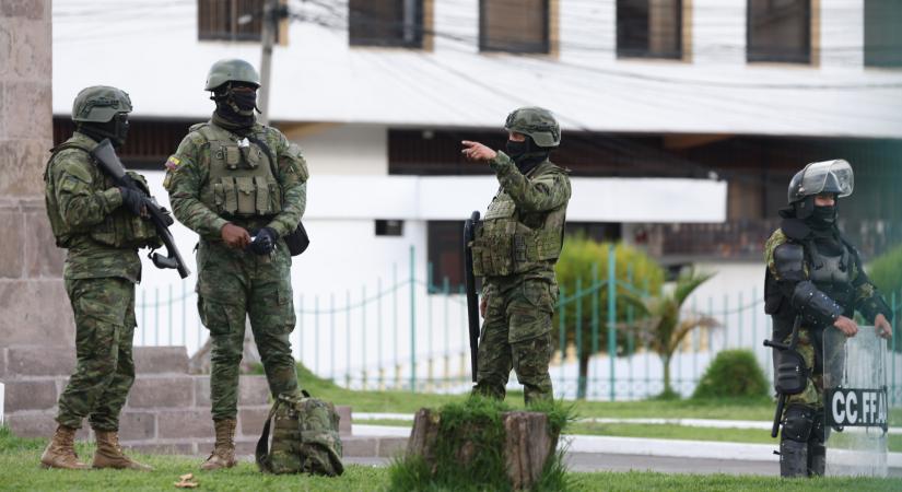 Rálőttek az ecuadori elnök autójára a tüntetők, öt embert letartóztattak