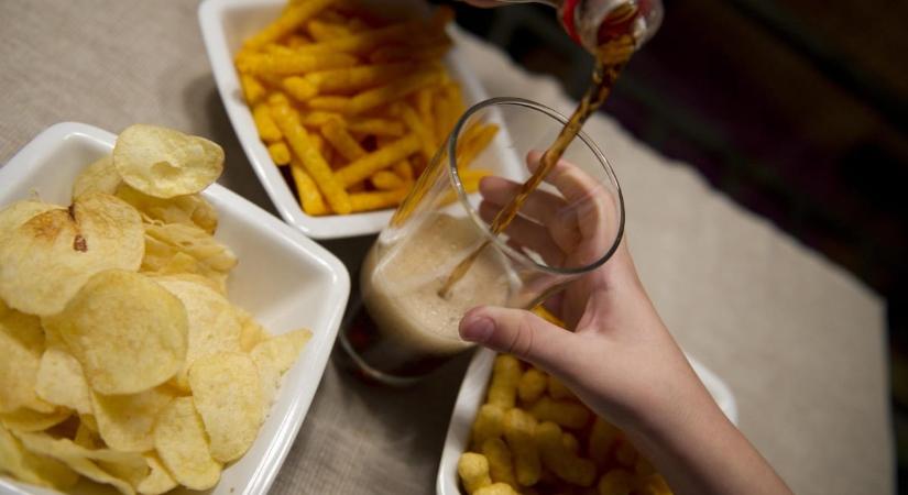 Európai chipsadó bevezetését fontolgatja a magyar EU-biztos