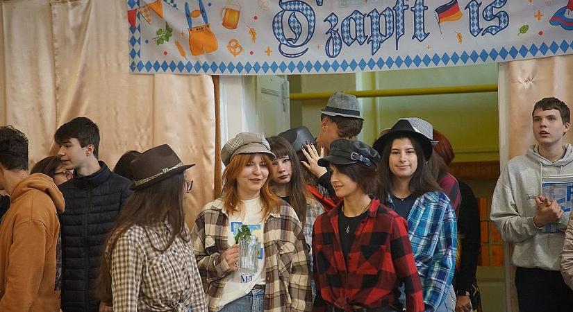 Oktoberfest volt a katolikus gimnáziumban Kisvárdán