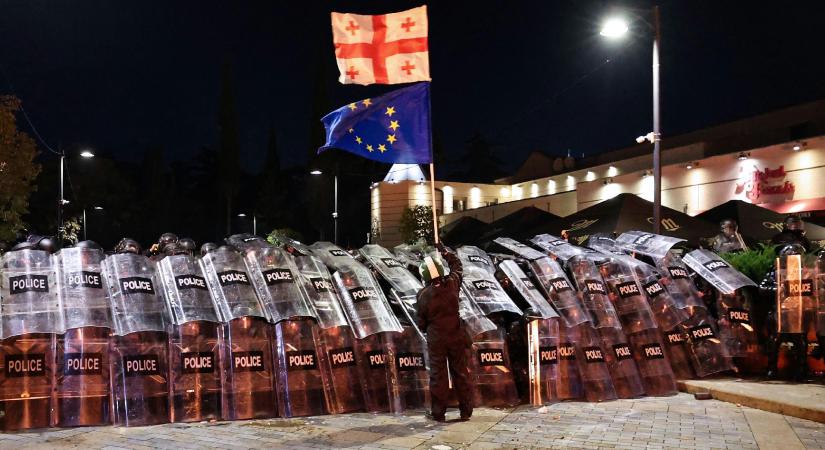 Robbanásveszélyes a grúziai helyzet: a hatalom Moszkvától, az ellenzék az EU-tól remél segítséget