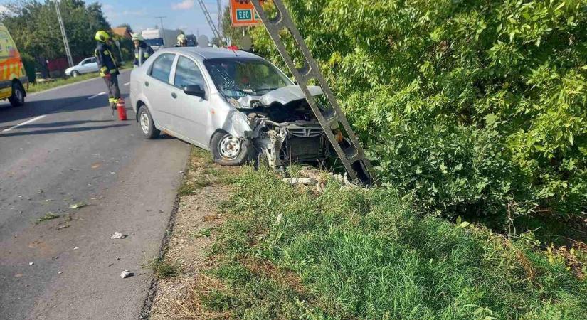 Két villanyoszlopnak is nekiment egy autó a 42-es főúton, mentő is a helyszínen!