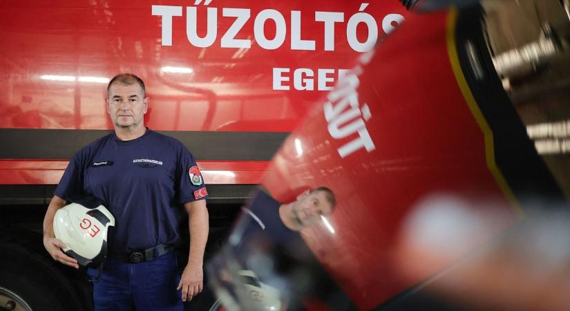 „A lelki része nehéz. Látni egy elhunytat, akit még vártak haza” – elkísérik a tragédiák a 30 éve szolgáló egri tűzoltót