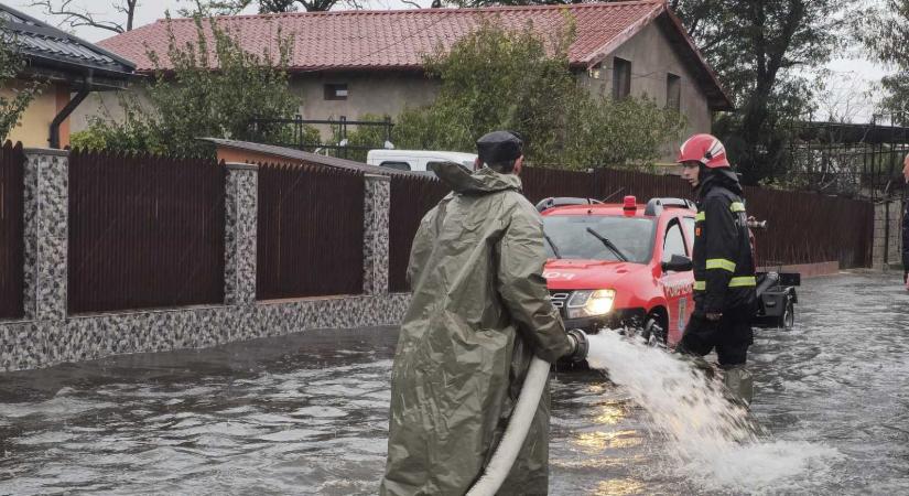 Ezrek hívták a 112-t a vihar és áradások sújtotta megyékből