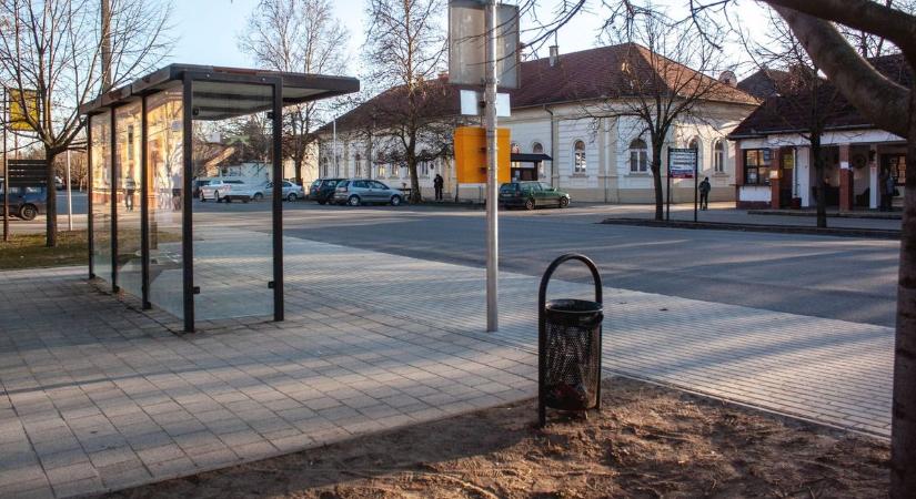 Egy buszmegálló bánta a hirtelen jött bátorságot a hajdú-bihari városban – fotókkal