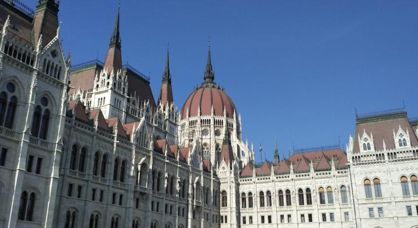 Egy nap alatt három, a Szőlő utcai botrányhoz kapcsolódó ellenzéki indítványt is leszavaztak kormánypárti képviselők