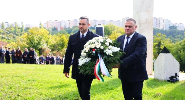 Közös főhajtással a hősök emléke előtt (videóval, galériával)