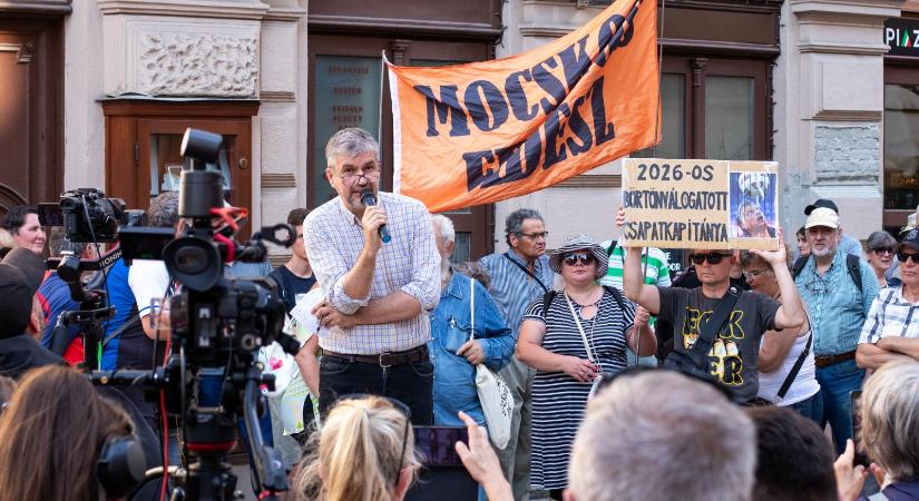 Hadházy Ákos néma tiltakozással, szónokok nélkül folytatja keddi demonstrációit