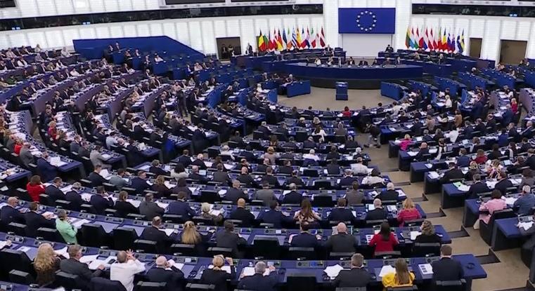 Orbán Viktor szerint elég Brüsszel kezét fogni ahhoz, hogy még a köztörvényes vádak alá helyezetteket is felmentsék  videó