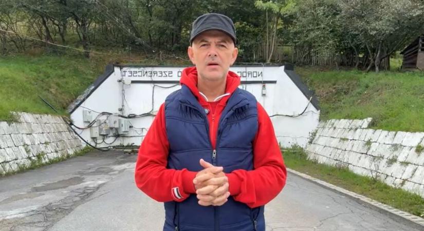 “Olyan történik most, mint ami korábban soha” – Vujity Tvrtko megdöbbentő élő videója Parajdról