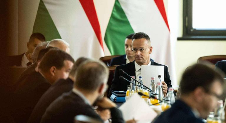 A kormányülés szünetében váratlanul kamera elé állt Szijjártó Péter