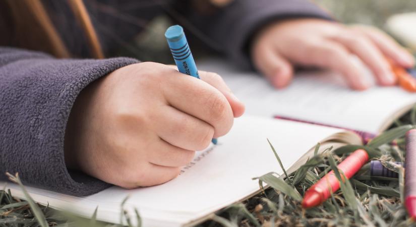 Szolnok segít a családoknak: 2025. október 31-ig benyújtható a rendkívüli települési tanévkezdési támogatás