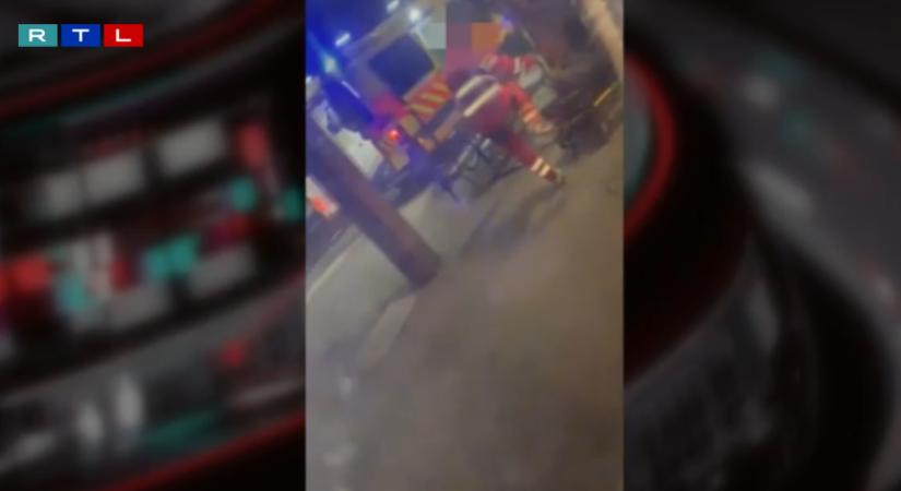 Videón, ahogy fejbe rúgta a mentős a hordágyon fekvő embert a hatvani vasútállomáson