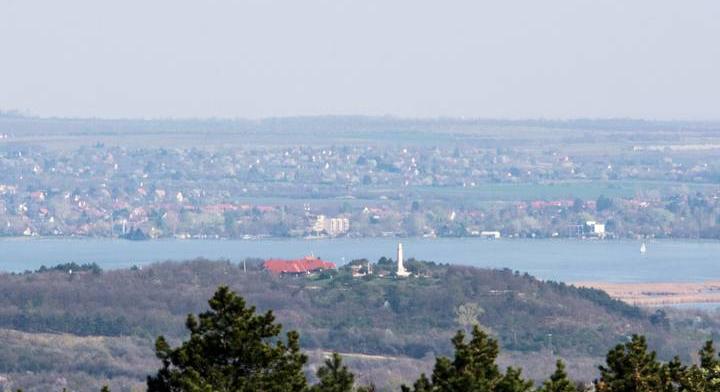 Kritikus a helyzet a Velencei-tónál: száraz lábbal sétálhatunk a medrében
