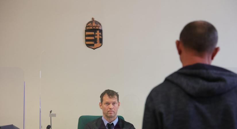 Benzint locsolt szét, majd azzal fenyegetőzött, hogy mindenkit felrobbant a szegedi férfi