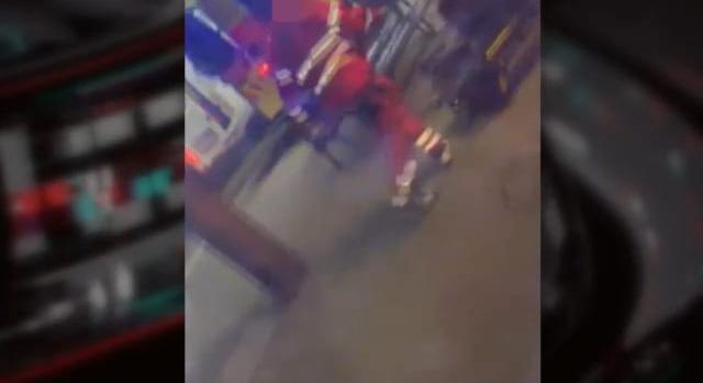 Videón, ahogy a mentős fejbe rúgja a lefogott férfit a hatvani vasútállomáson