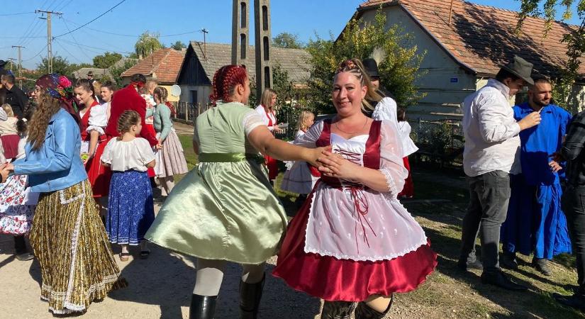 Telt házas falusi bál zárta az előszállási felvonulást – egész nap szólt a zene (képgalériával, videóval)