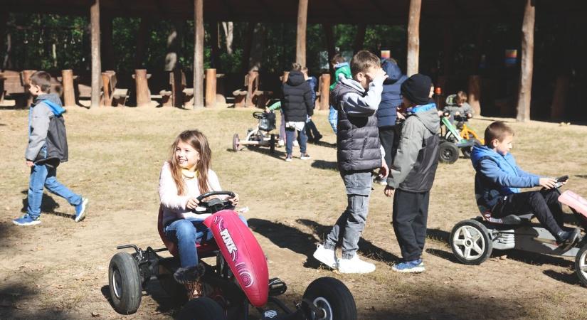 Élmény a javából: sétáltak és gokartoztak a tornapályán