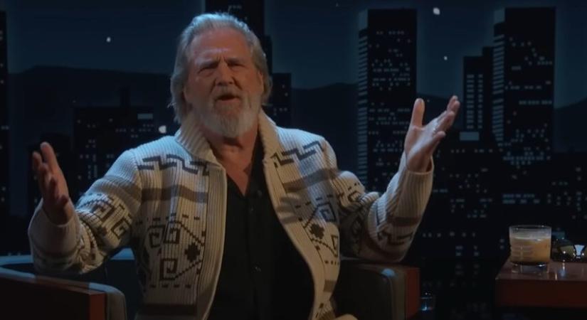 A 75 éves Jeff Bridges ismét Lebowski kardigánban és White Russiant szürcsölve bölcselkedik – videó