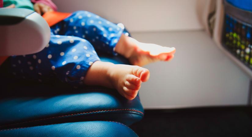 A szülők fele inkább nem repül, mert fél, hogy a gyereke zavarni fogja az utasokat